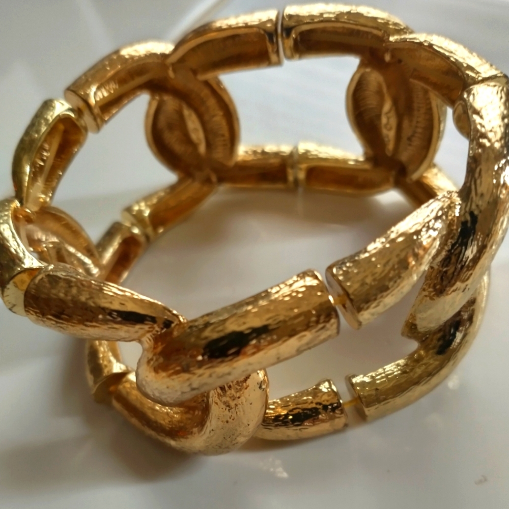 Elegant Gold-Tone Celtic Knot Stretch Bracelet